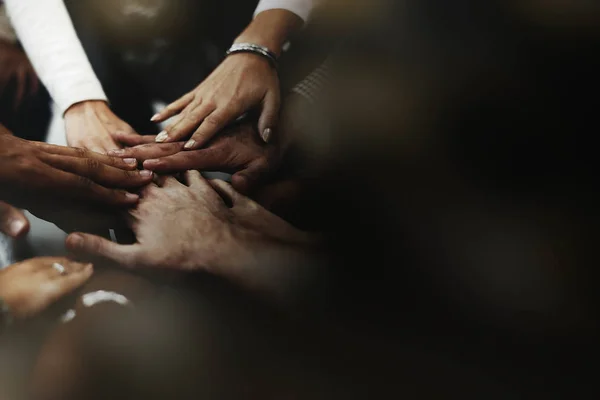 Mensen Uit Het Bedrijfsleven Stapelen Van Hun Handen — Stockfoto