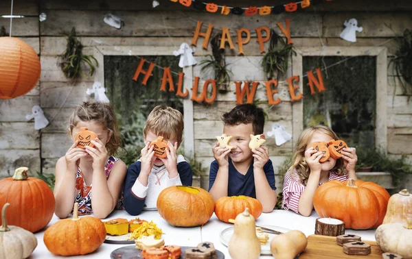 Bambini Giocosi Che Godono Una Festa Halloween — Foto Stock