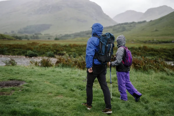 Para Trekking Przez Deszcz Górach — Zdjęcie stockowe