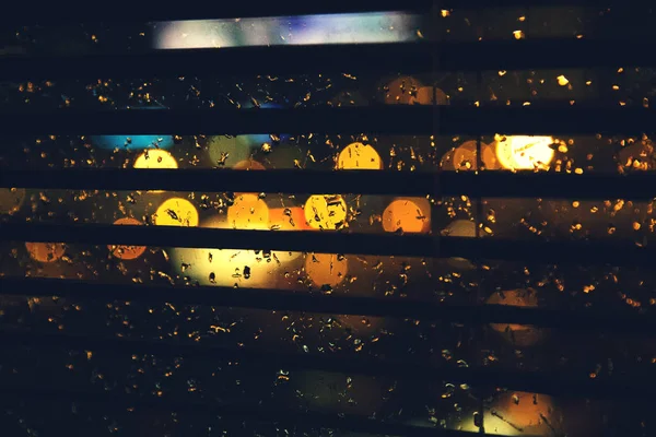 Gotas Chuva Vidro Janela Durante Noite Através Janela Cega — Fotografia de Stock