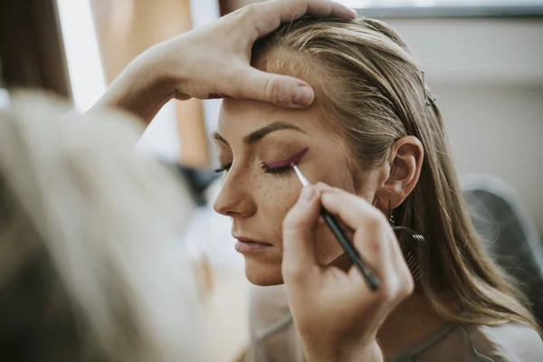 Makeup Artist Gör Vinge Liner För Modellen — Stockfoto