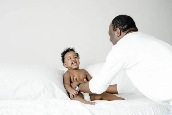 Μπαμπάς Παίζει Μωρό Του Στο Κρεβάτι — Φωτογραφία Αρχείου
