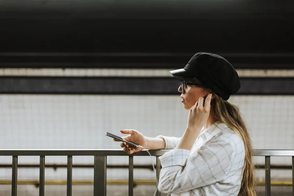 Fröhliche Frau Hört Musik Während Sie Auf Einem Bahnsteig Auf — Stockfoto