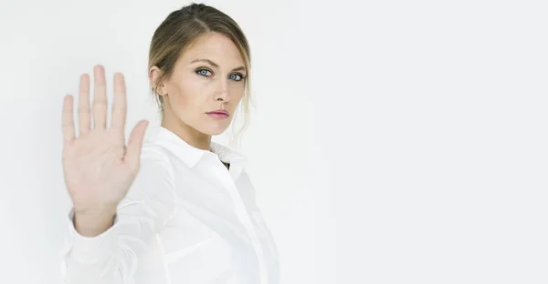 Mujer Casual Con Camisa Blanca Mostrando Palma —  Fotos de Stock