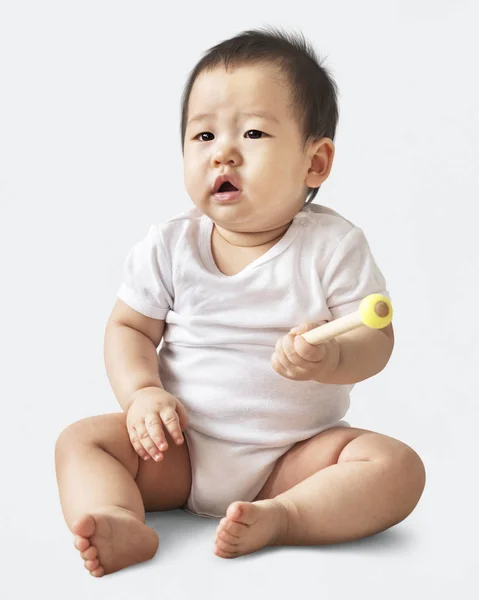 Verward Aziatische Baby Meisje Een Studio — Stockfoto
