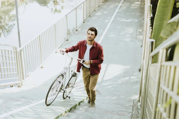 Homem Caucasiano Empurrando Sua Bicicleta Para Cima Colina — Fotografia de Stock