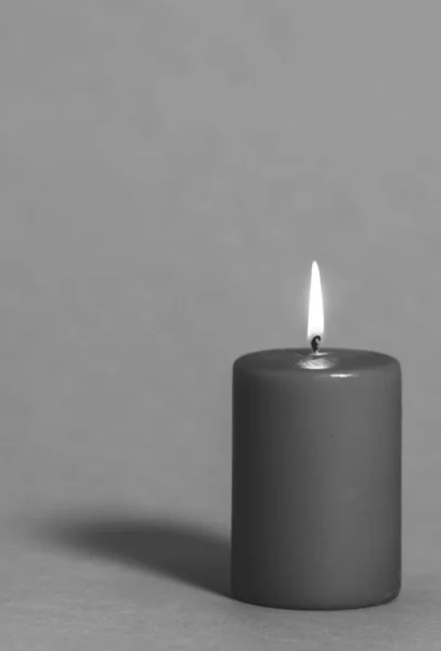 Schwarz Weiße Brennende Kerze — Stockfoto