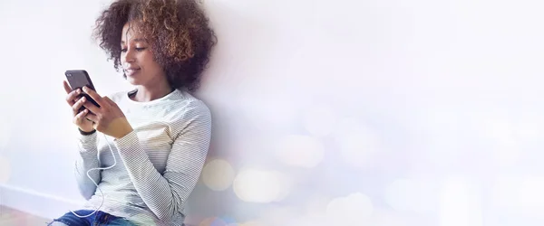 Schwarze Frau Schreibt Sms Auf Dem Boden Während Sie Ihr — Stockfoto