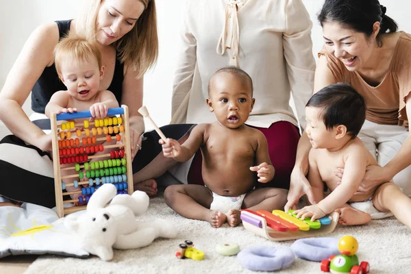 Las Mamás Los Bebés Jugando Con Juguetes — Foto de Stock