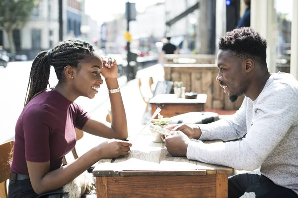 Coppia Che Legge Menu Caffè — Foto Stock