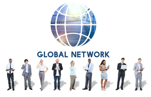 Группа бизнес-команды с цифровыми устройствами, стоящими на заднем плане с Глобальной сетью
  
