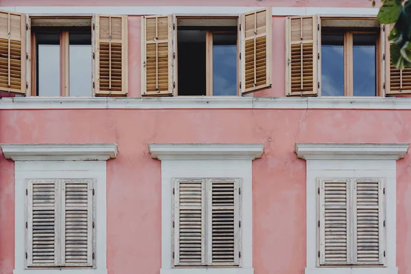 Muro Cemento Rosa Con Finestre Bianche — Foto Stock