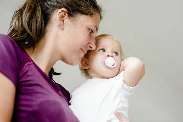 Mamma Bär Hennes Söta Bebis — Stockfoto