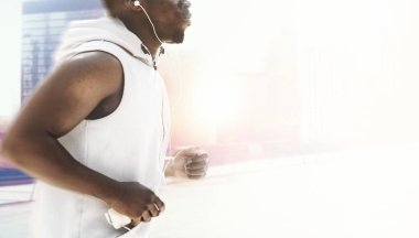 Earphones ile koşan atletik adam