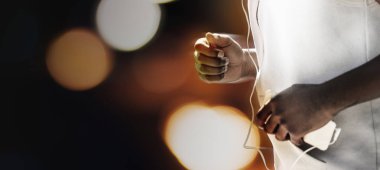 Earphones ile koşan atletik adam