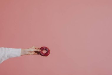 Sırlı çörek tutan kadın