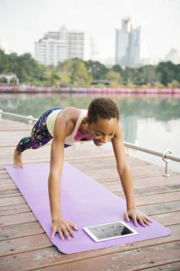 Siyah bir kadın video klip göre bir yoga yaparken