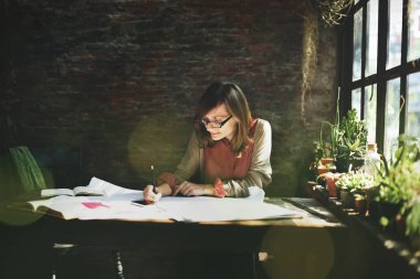 Bir plan düzeni üzerinde kadın mimarisi çizimi