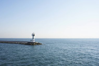 Pier bir liman içinde küçük bir deniz feneri ile