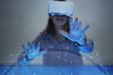 Kadın kulaklıktan zevk alıyor.