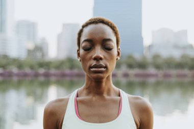Siyah bayan bir parkta meditasyon yapma