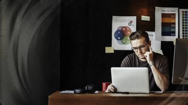 düşünceli adam onun laptop üzerinde çalışma