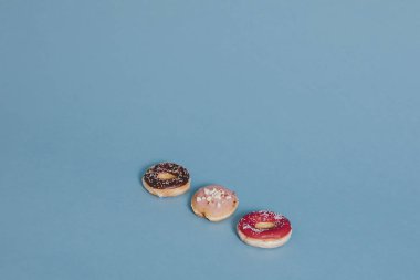 Sprinkles ile renkli lezzetli sırlı çörek