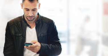 Bir kafede mesaj alan adam