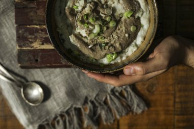 Vegan püresi patates bir kasede servis
