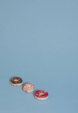 Sprinkles ile renkli lezzetli sırlı çörek