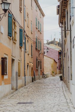 Turuncu binalarile dar sokak