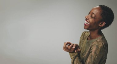 Neşeli bir siyah kadının yan görünümü