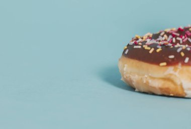 Sprinkles ile lezzetli sırlı çörek