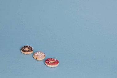 Sprinkles ile renkli lezzetli sırlı çörek