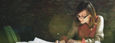 Bir plan düzeni üzerinde kadın mimarisi çizimi