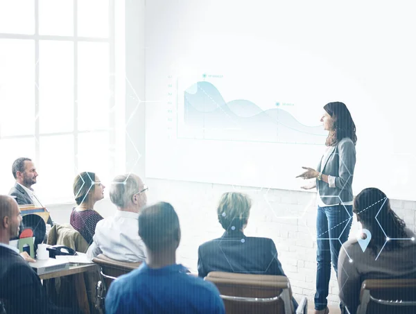 Geschäftsfrau Fasst Arbeit Einem Meeting Zusammen — Stockfoto