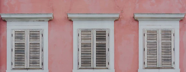 Muro Cemento Rosa Con Finestre Bianche — Foto Stock