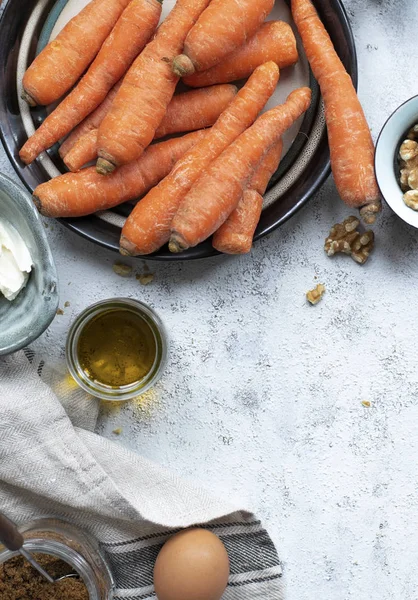 Havuç kek malzemeler bir tablo