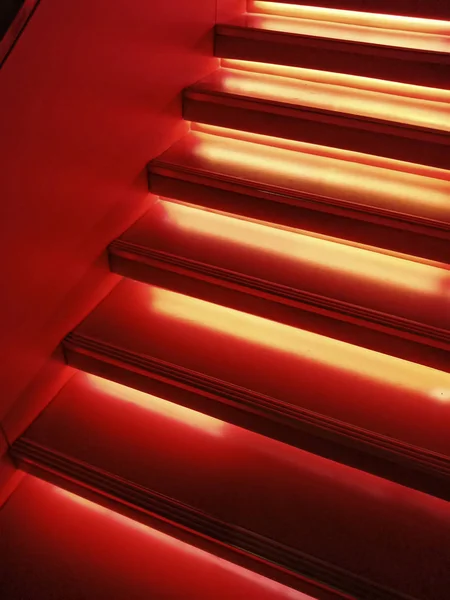 Merdiven Kırmızı Neon Işık — Stok fotoğraf