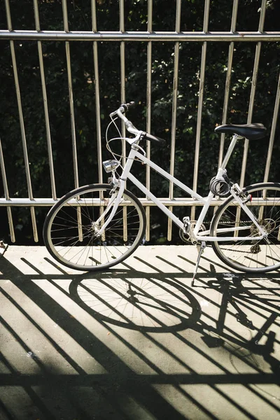 Estacionamento Bicicleta Branca Lado Rua — Fotografia de Stock