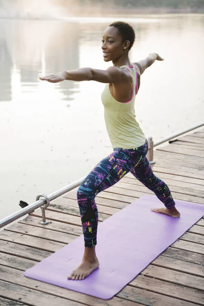 Senhora Negra Fazendo Uma Pose Virabhadrasana Parque — Fotografia de Stock