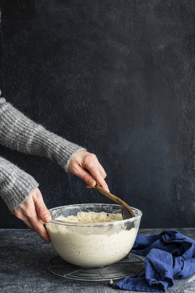 Baker Amassar Massa Uma Tigela Vidro — Fotografia de Stock