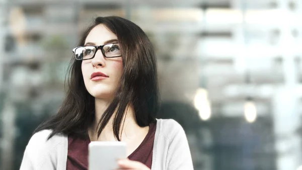 Young Woman Using Her Phone City — Stock Photo, Image