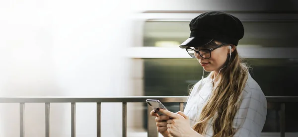 Mädchen Hört Musik Während Sie Auf Einem Bahnsteig Auf Einen — Stockfoto