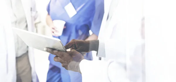 Grupo Médicos Tendo Uma Discussão Sobre Tablet Digital — Fotografia de Stock