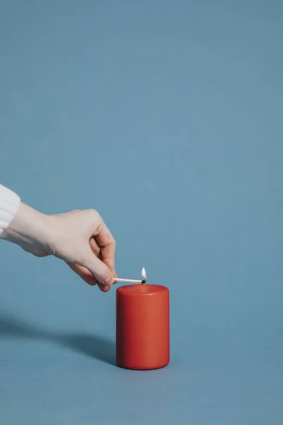 Mulher Acendendo Uma Vela Vermelha — Fotografia de Stock