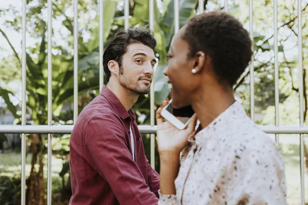 Yanından geçerken siyah bir kadına bakan adam