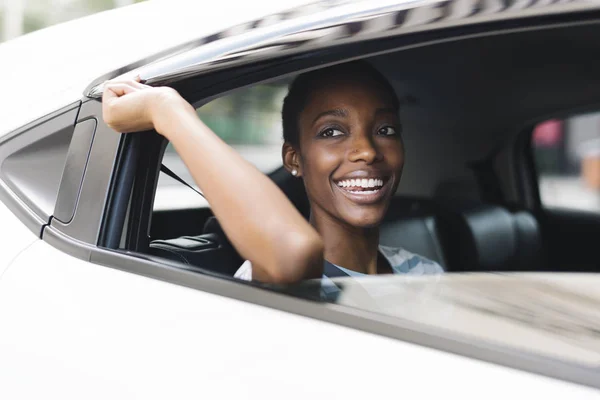 Fröhliche Frau Auto — Stockfoto