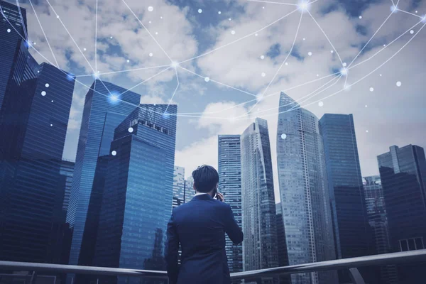 Bir şehirde telefonda konuşan bir işadamı arka görünümü