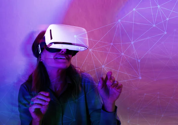 Vr kulaklık zevk neşeli kadın